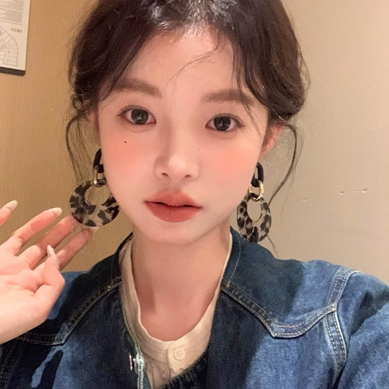 Asian graduate offer massage or escort services
