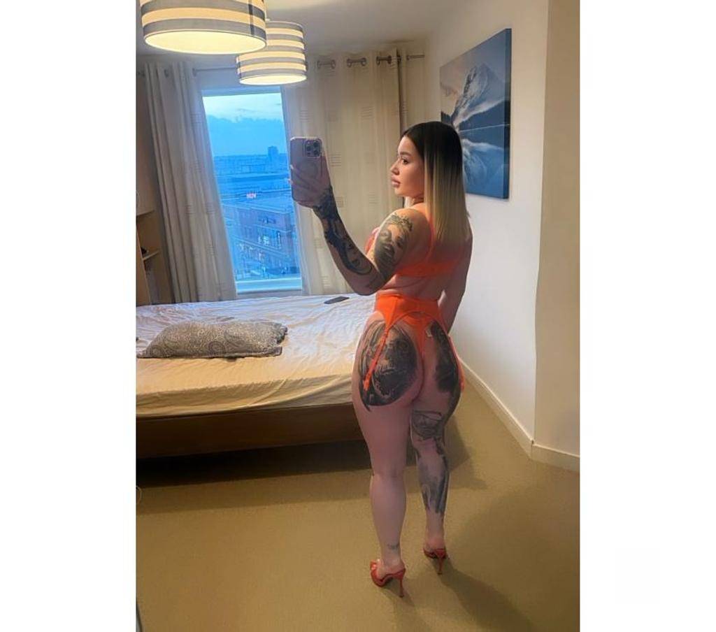 Candy new in town , party girl