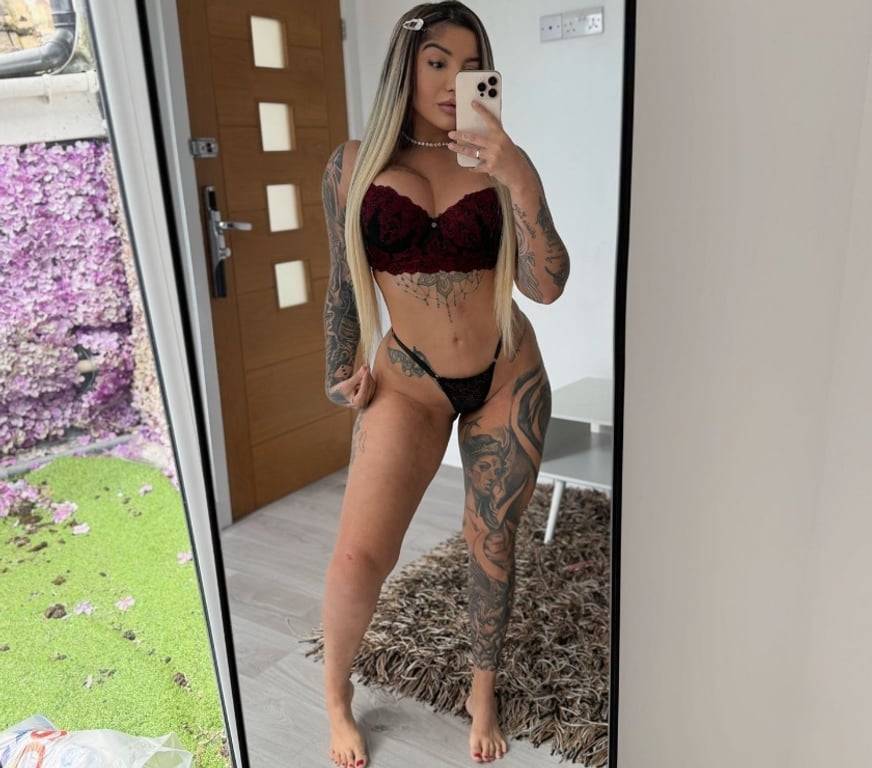 tattooed Brazilian with big butt and thin waist. (PIC REAL)